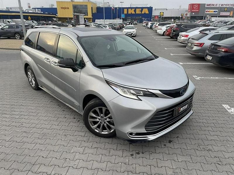 Używany Toyota Sienna 266 KM (195 kW) 2021 Srebrny (metalik) Minivan