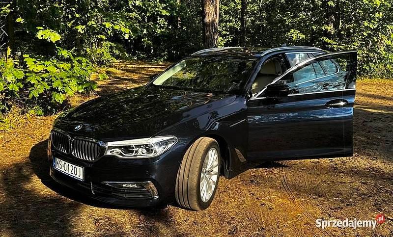 Granatowy Używany 2017 BMW 520 Luxury Line Kombi | 75 200 zł (Dość drogi) - Obraz 1/4
