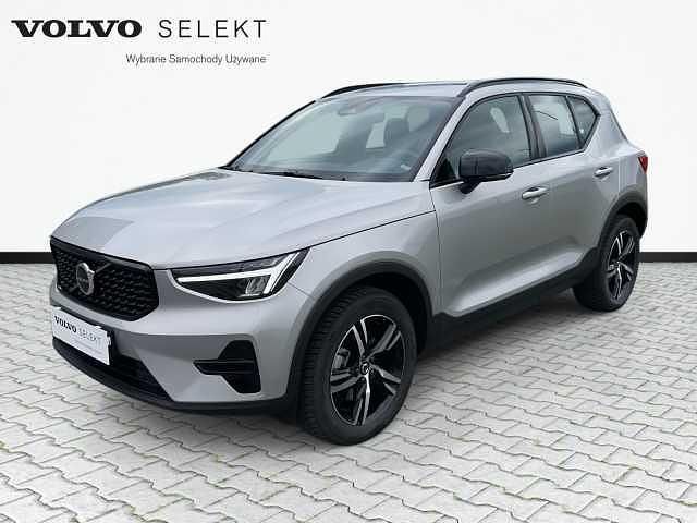 Srebrny Używany 2025 Volvo XC40 SUV | 171 900 zł (Uczciwa cena) - Obraz 1/4