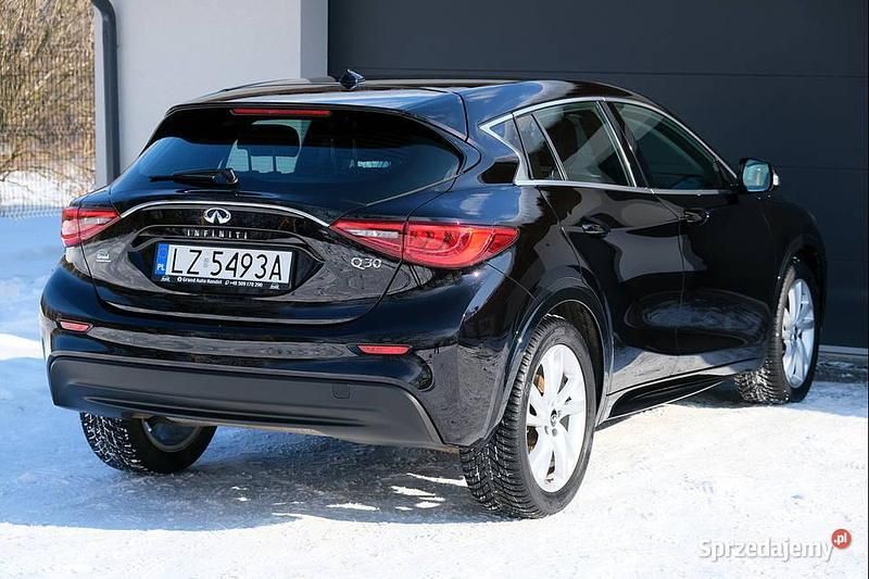 Używany Infiniti Q30 110 KM (80 kW) 2016 Fioletowy Hatchback