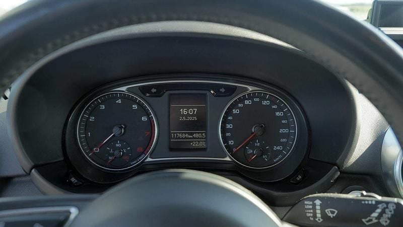 Używany Audi A1 86 KM (63 kW) 2012 Czarny Hatchback