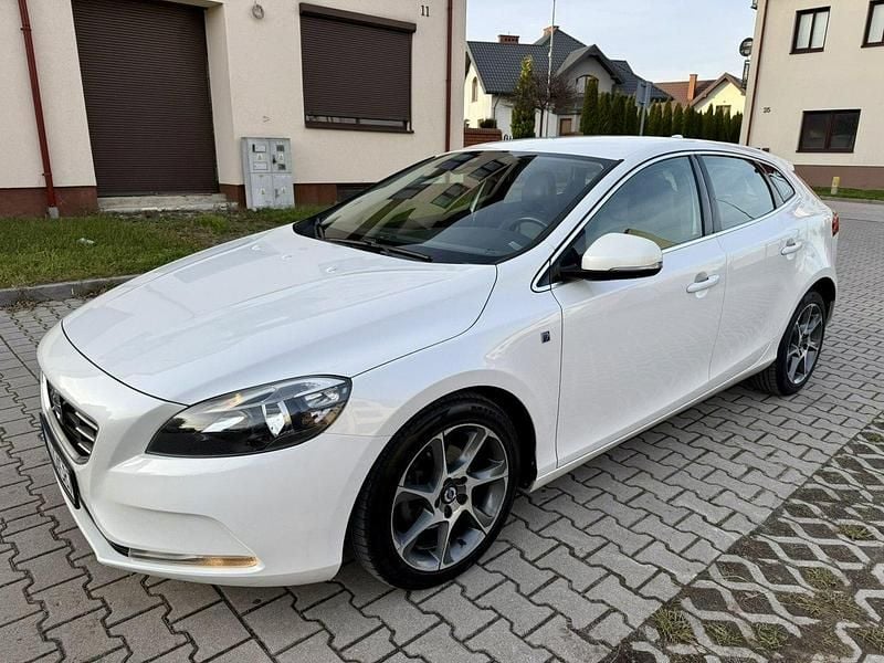 Biały Używany 2015 Volvo V40 Ocean Race Hatchback | 34 900 zł (Uczciwa cena) - Obraz 1/4