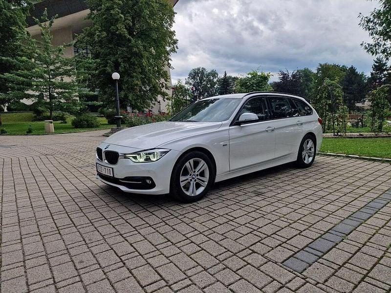 Biały (metalik, perła) Używany 2015 BMW 320 Sport Line Kombi | 48 999 zł - Obraz 1/4