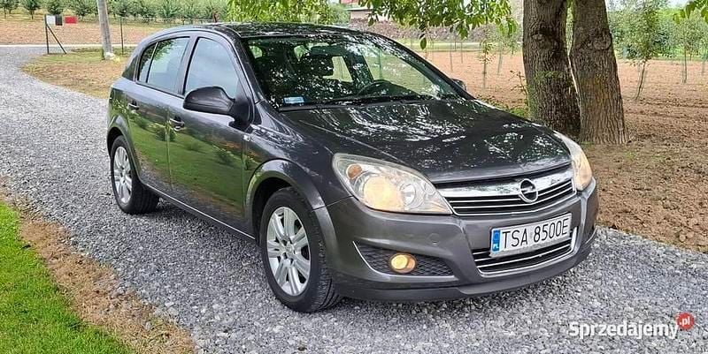 Szary Używany 2010 Opel Astra Hatchback | 16 900 zł (Super Cena) - Obraz 1/4
