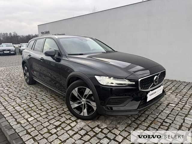 Używany Volvo V60 CC 197 KM (144 kW) 2024 Czarny Kombi