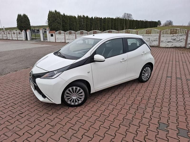 Używany Toyota Aygo 69 KM (50 kW) 2016 Biały Hatchback