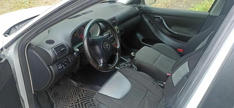 Srebrny Używany 2003 Seat Leon Hatchback | 4500 zł (Uczciwa cena) - Obraz 1/4
