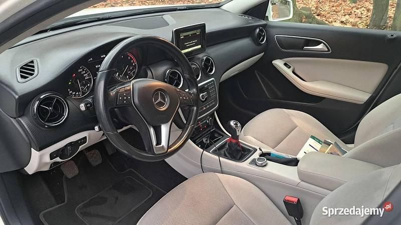 Biały Używany 2014 Mercedes 180 Sedan/Limuzyna | 40 000 zł - Obraz 1/4