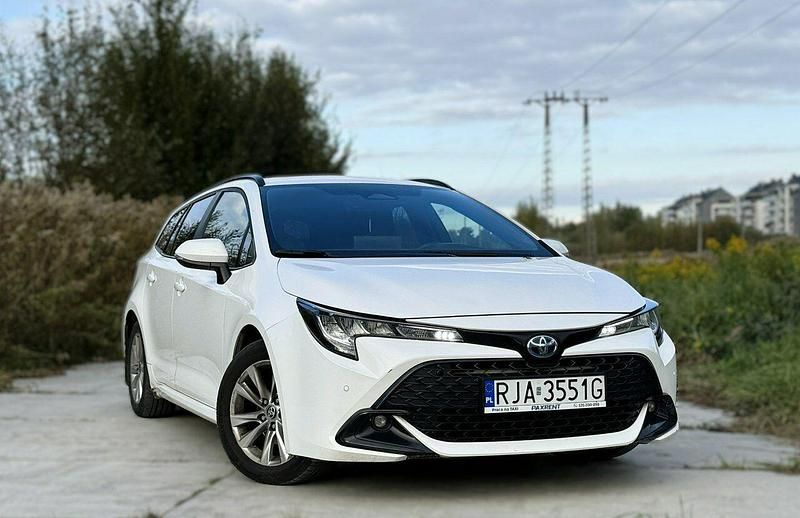 Biały Używany 2024 Toyota Corolla Comfort Kombi | 115 000 zł (Drogi) - Obraz 1/4