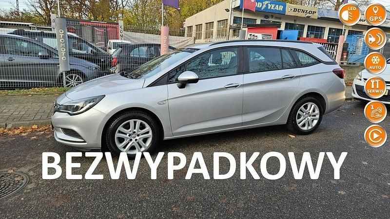 Srebrny Używany 2016 Opel Astra Sedan/Limuzyna | 25 999 zł (Uczciwa cena) - Obraz 1/4