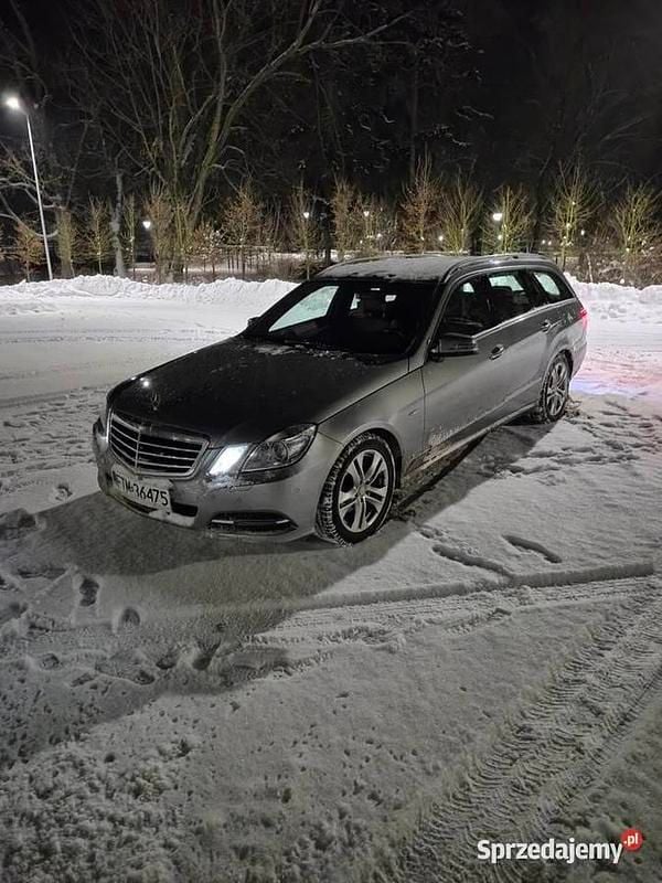 Używany Mercedes E200 2011 Szary Kombi