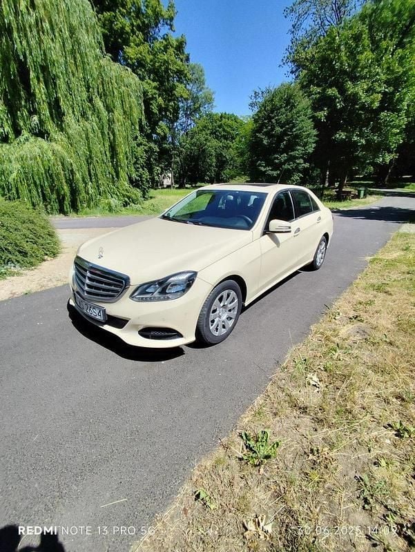 Żółty Używany 2013 Mercedes E200 Sedan/Limuzyna | 34 999 zł - Obraz 1/4