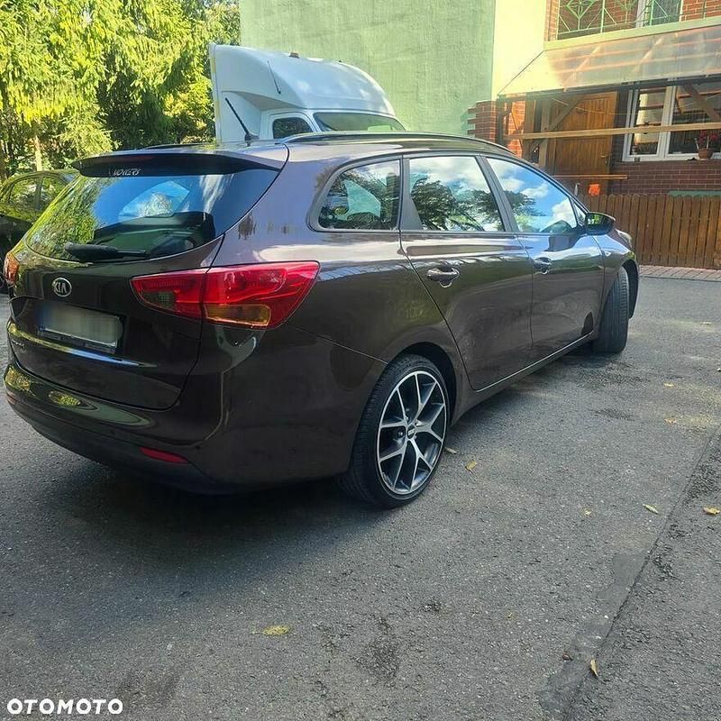 Używany Kia Ceed Attract 2013 Brązowobeżowy Hatchback