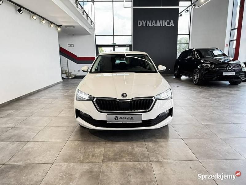 Biały Używany 2022 Skoda Scala Ambition Hatchback | 56 600 zł (Uczciwa cena) - Obraz 1/3