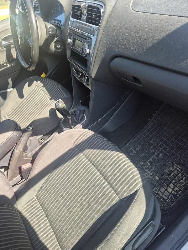 Biały Używany 2010 VW Polo Hatchback | 17 000 zł (Uczciwa cena) - Obraz 1/4