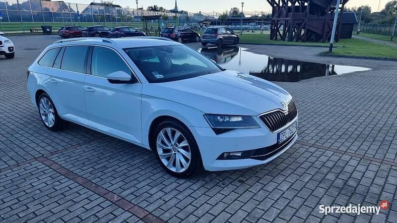 Biały Używany 2016 Skoda Superb Kombi | 56 900 zł (Dobra cena) - Obraz 1/4