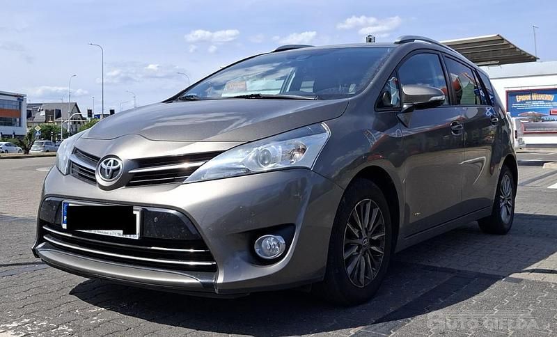 Szary Używany 2016 Toyota Verso Minivan | 59 900 zł (Dość drogi) - Obraz 1/4