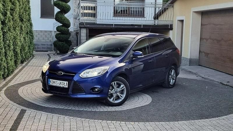 Niebieski ciemny (metalik) Używany 2014 Ford Focus Hatchback | 25 900 zł (Dobra cena) - Obraz 1/4