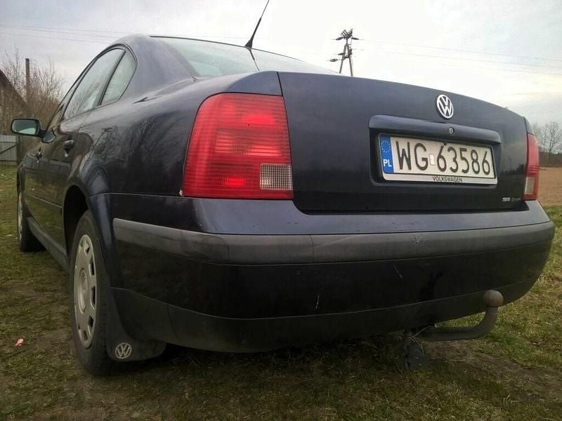 Używany VW Passat 101 KM (74 kW) 1998 Granatowy Sedan/Limuzyna