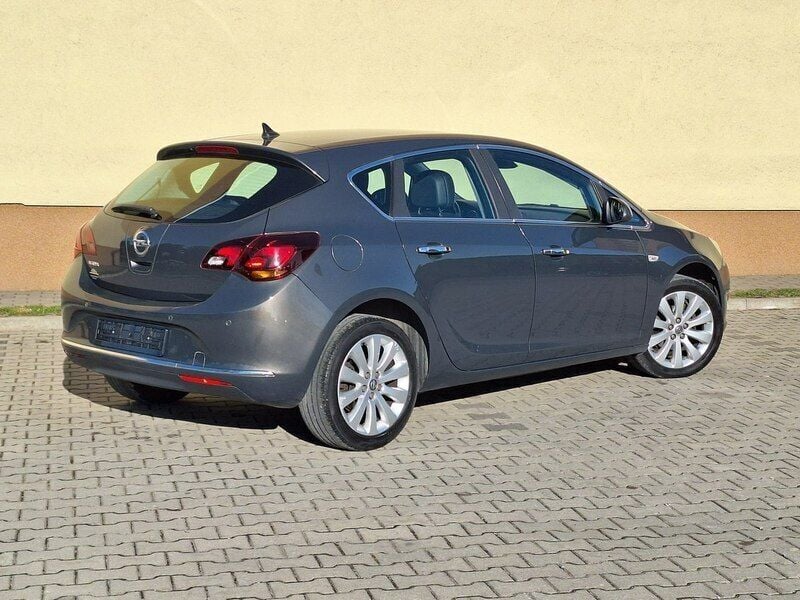 Używany Opel Astra Cosmo 100 KM (73 kW) 2013 Inny (metalik) Hatchback