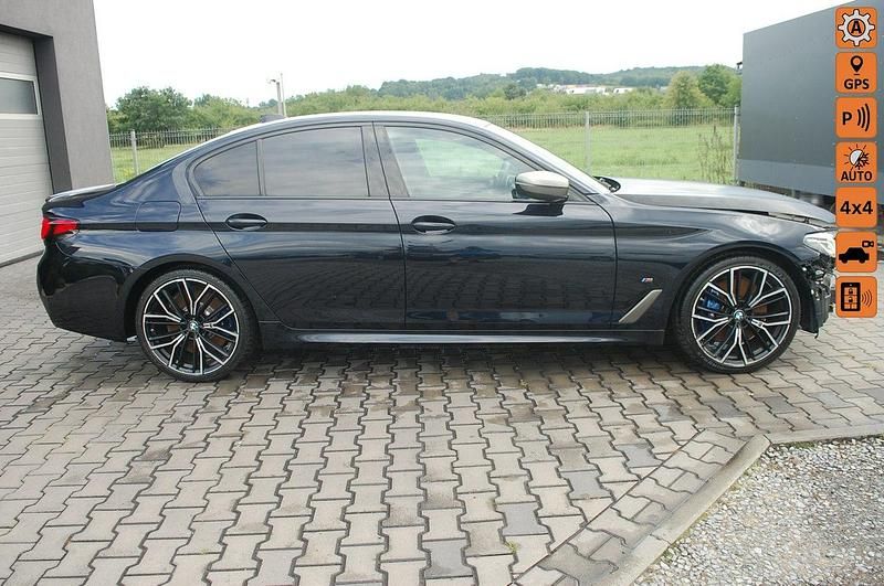 Niebieski ciemny (metalik) Używany 2022 BMW 550 Sedan/Limuzyna | 99 000 zł - Obraz 1/4