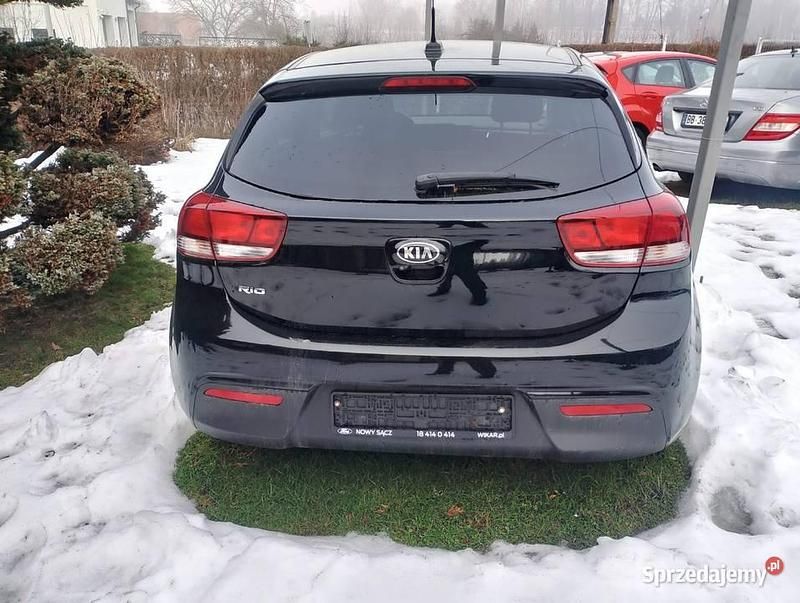 Używany Kia Rio 84 KM (61 kW) 2017 Czarny Sedan/Limuzyna