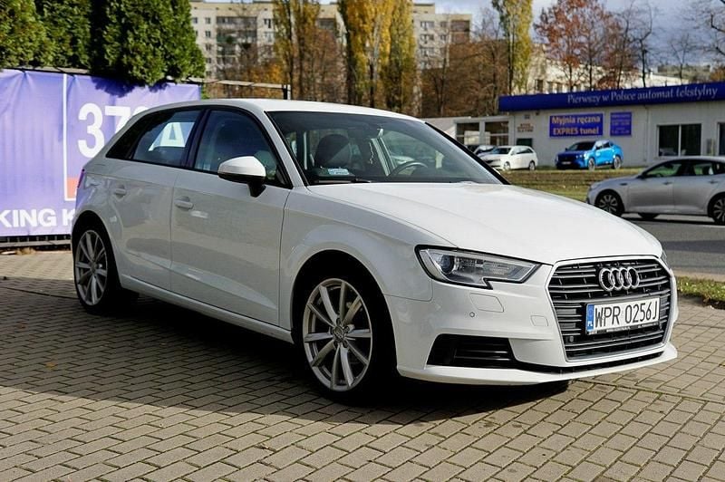 Używany Audi A3 Sportback 150 KM (110 kW) 2020 Biały Hatchback