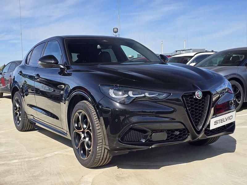 Lakier metalizowany czarny volcano black Nowe 2025 Alfa Romeo Stelvio SUV | 249 220 zł - Obraz 1/4