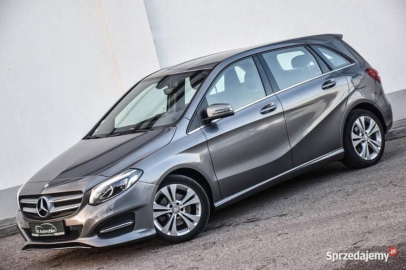 Używany Mercedes A180 Edition 2016 Beżowy Minivan