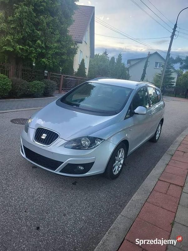 Srebrny Używany 2012 Seat Altea XL Minivan | 19 900 zł (Uczciwa cena) - Obraz 1/4