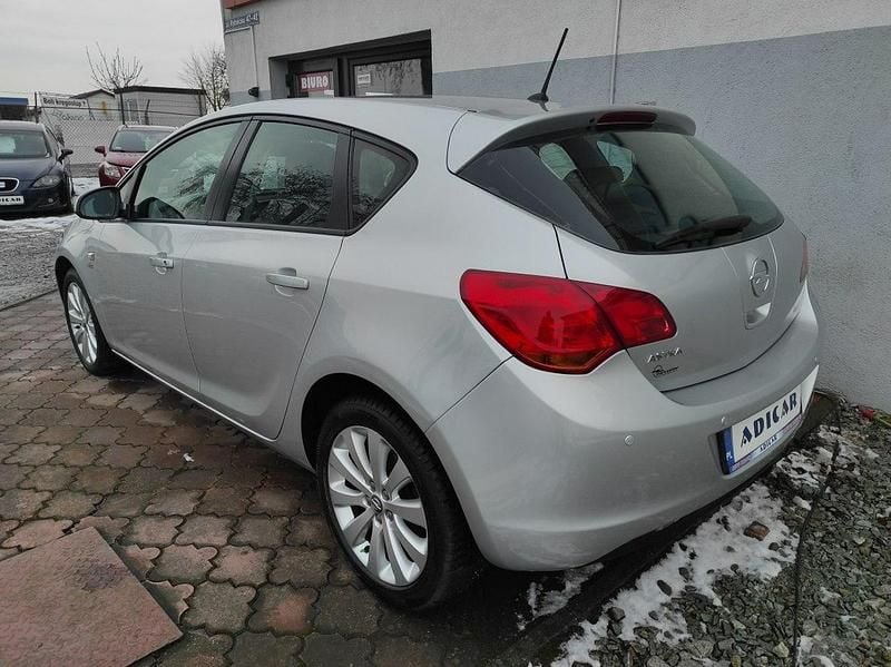 Używany Opel Astra 115 KM (84 kW) 2010 Srebrny Hatchback