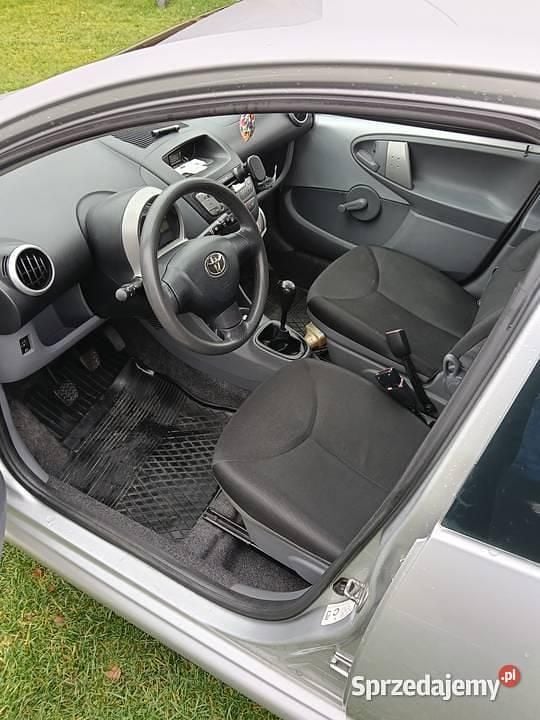Używany Toyota Aygo 68 KM (50 kW) 2007 Srebrny Hatchback