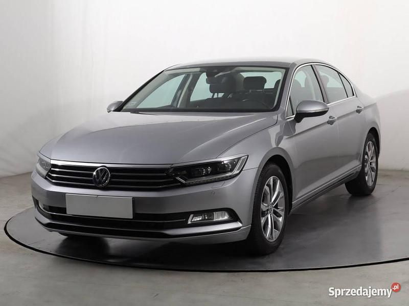 Używany VW Passat 180 KM (132 kW) 2017 Srebrny Sedan/Limuzyna