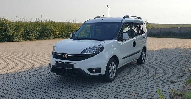 Biały Używany 2018 Fiat Doblò Lounge Minivan | 56 500 zł (Uczciwa cena) - Obraz 1/4