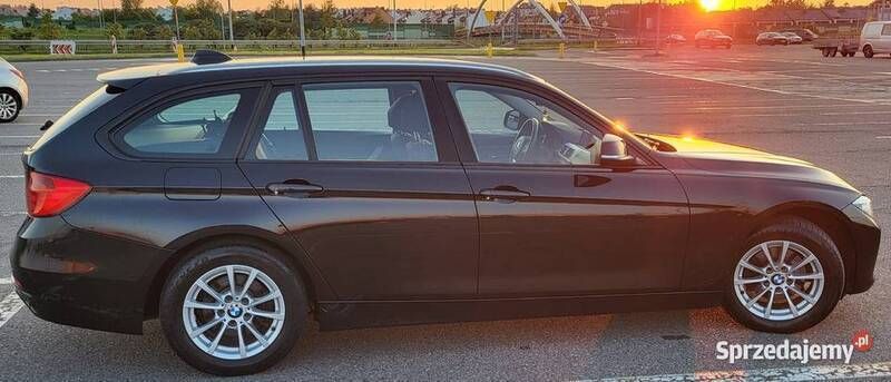Czarny Używany 2013 BMW 318 Comfort Edition Kombi | 40 800 zł (Dość drogi) - Obraz 1/4