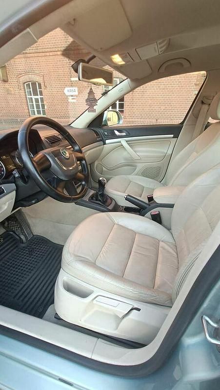 Używany Skoda Octavia 105 KM (77 kW) 2010 Niebieski Hatchback