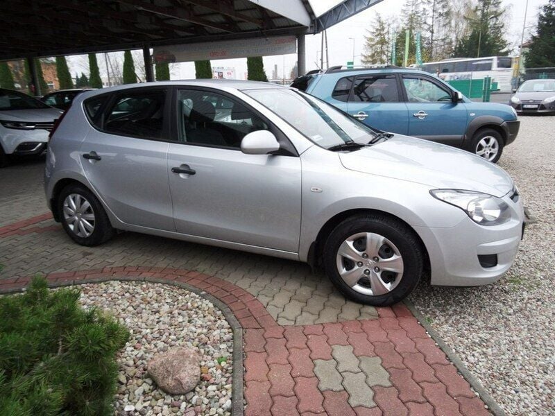 Używany Hyundai i30 109 KM (80 kW) 2010 Srebrny Hatchback