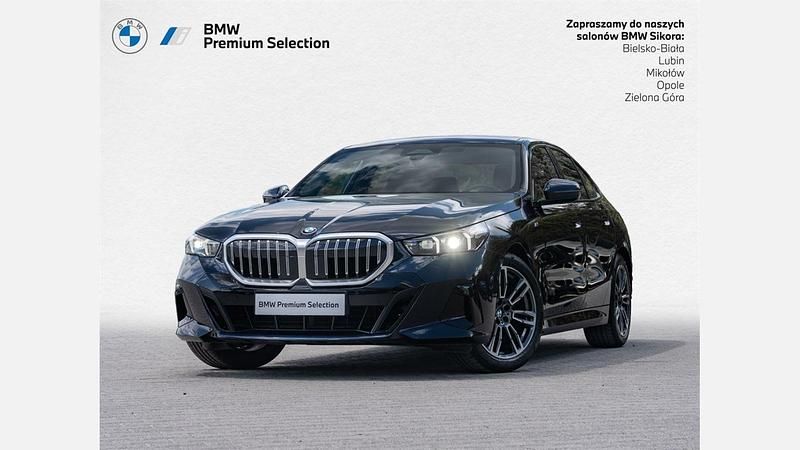 Czarny carbon m metalizowany Używany 2024 BMW 520 Comfort Edition Sedan/Limuzyna | 204 900 zł (Dobra cena) - Obraz 1/3