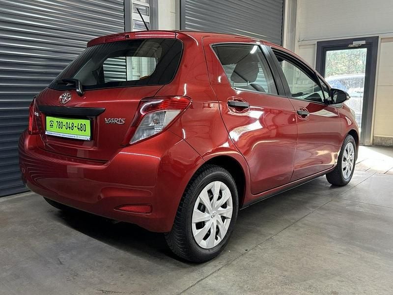 Używany Toyota Yaris 69 KM (50 kW) 2012 Bordowy SUV