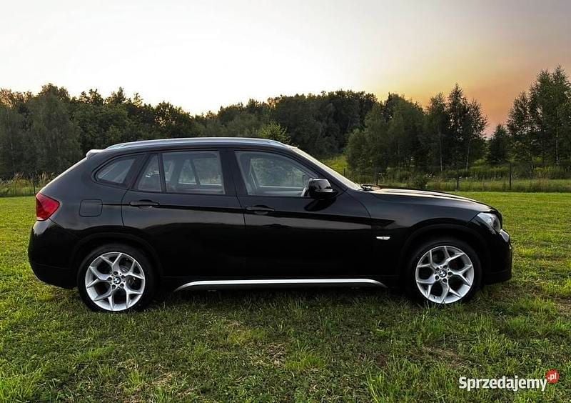 Czarny Używany 2010 BMW X1 SUV | 30 900 zł (Uczciwa cena) - Obraz 1/4