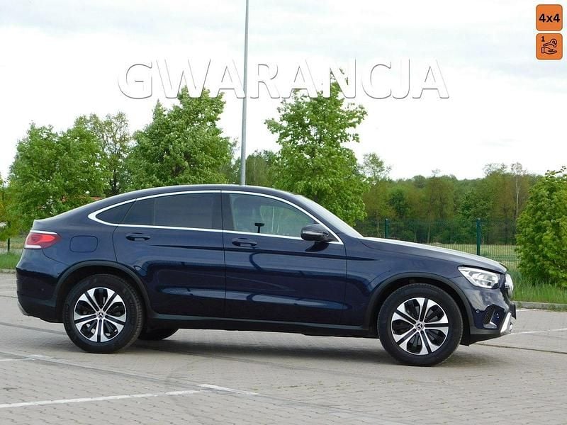Niebieski ciemny (metalik) Używany 2020 Mercedes GLC200 SUV | 134 980 zł (Dość drogi) - Obraz 1/4