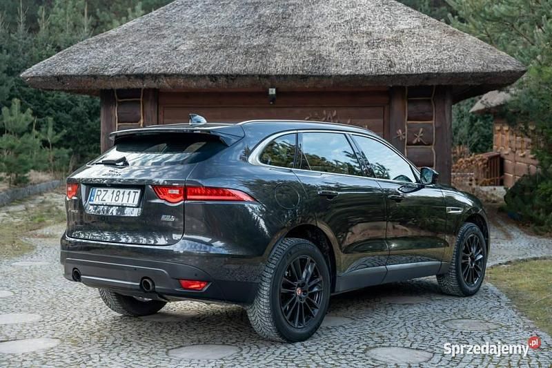 Czarny (metalik) Używany 2016 Jaguar F-Pace Portfolio SUV | 149 777 zł - Obraz 1/4