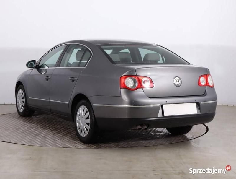 Używany VW Passat 122 KM (89 kW) 2005 Szary Sedan/Limuzyna