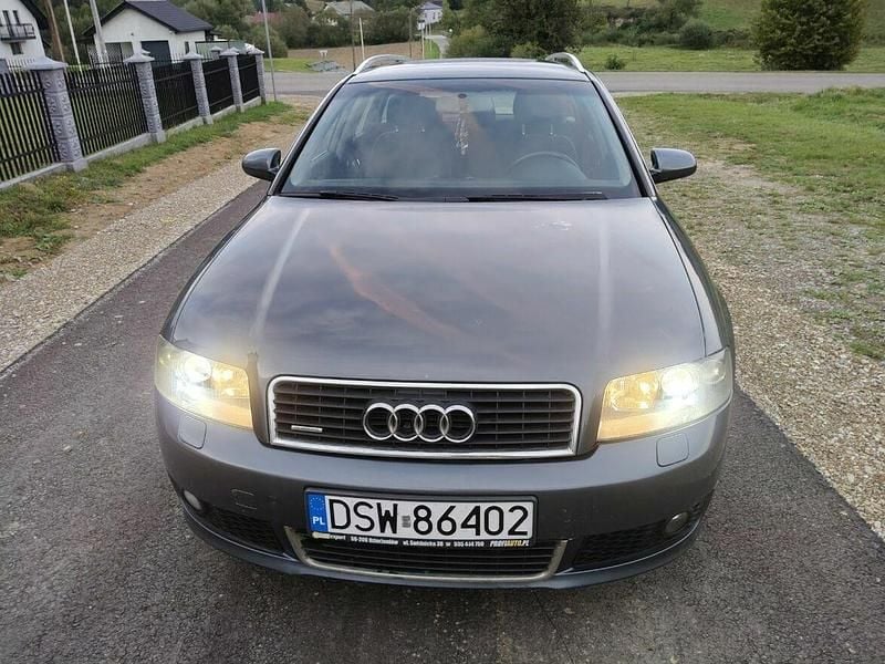Szary Używany 2004 Audi A4 S-Line Kombi | 16 000 zł (Drogi) - Obraz 1/4