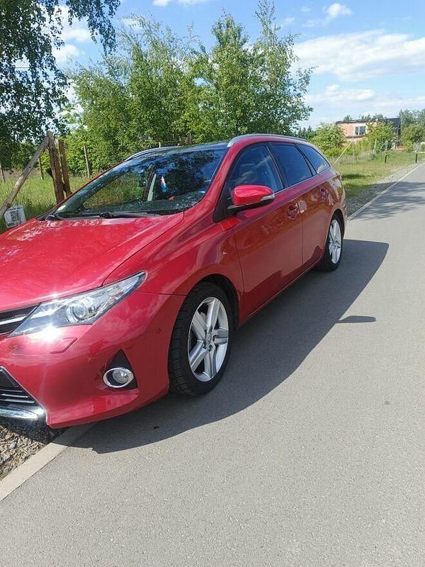 Czerwony Używany 2014 Toyota Auris Kombi | 31 000 zł (Uczciwa cena) - Obraz 1/4