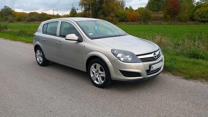 Żółtozłoty Używany 2010 Opel Astra Hatchback | 16 500 zł (Dobra cena) - Obraz 1/4