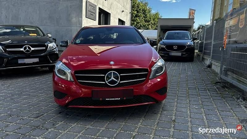 Czerwony Używany 2015 Mercedes A200 Hatchback | 48 000 zł - Obraz 1/4