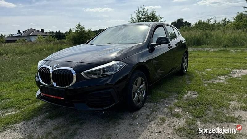 Czarny (metalik) Używany 2021 BMW 118 Advantage Hatchback | 74 999 zł - Obraz 1/4