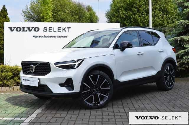 Biały Używany 2025 Volvo XC40 SUV | 179 900 zł (Uczciwa cena) - Obraz 1/4
