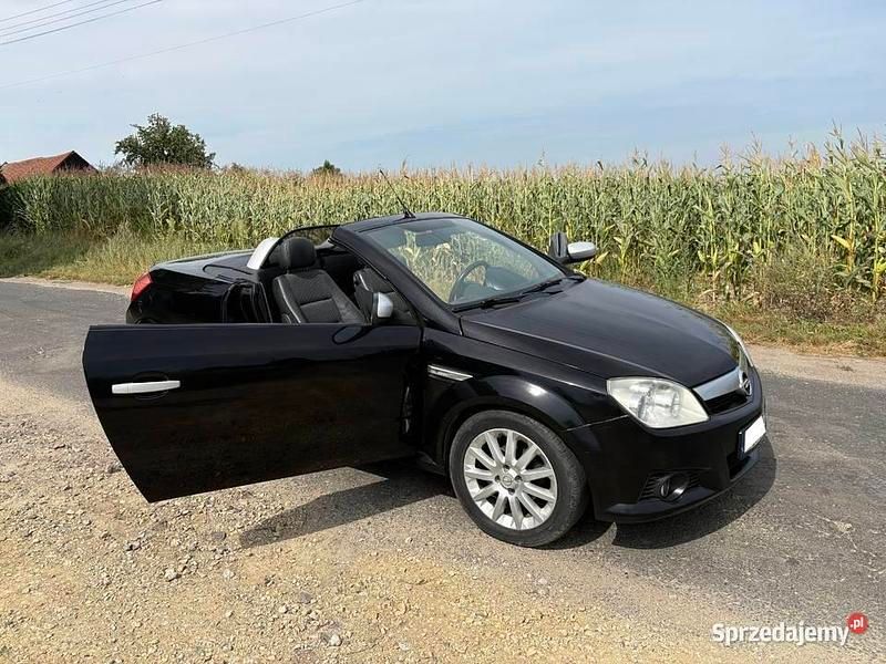 Czarny Używany 2005 Opel Tigra Kabriolet | 5600 zł - Obraz 1/4